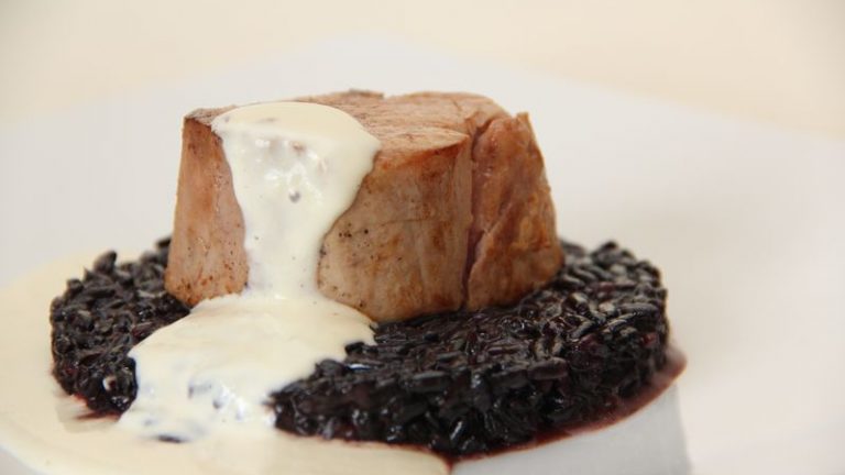 Noisette de veau basse température risotto noir crème de Parmesan