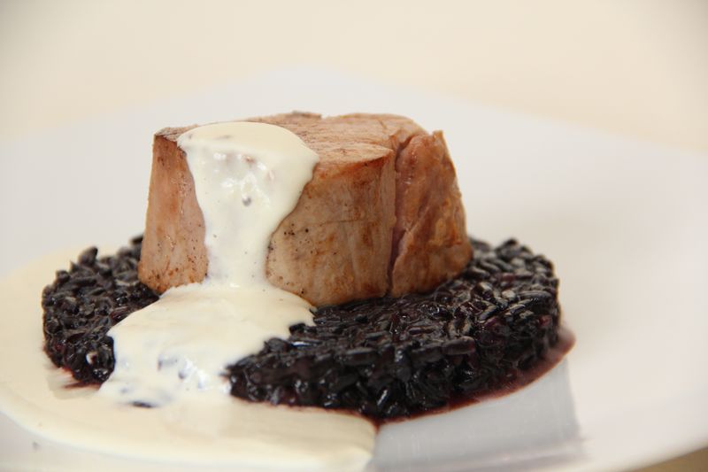 Mignon de veau basse température, risotto noir, crème d’ail