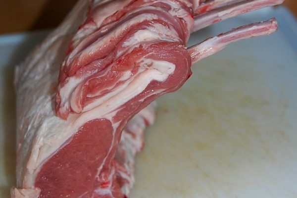 Carré d’agneau rôti aux croustillants de mozzarella, tuiles de Parmesan et Risotto