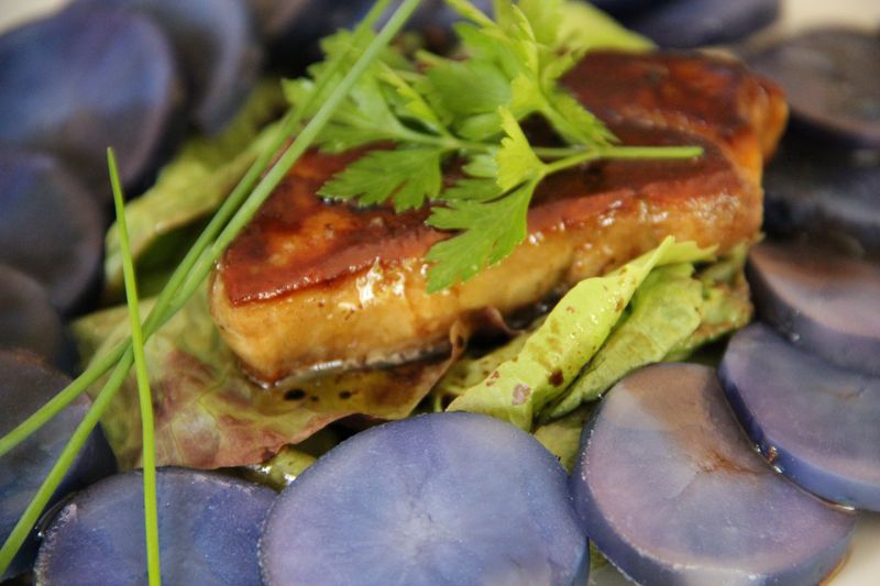 Emincé de pommes de terre bleues, escalope de foie gras poêlée