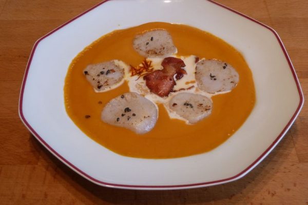 Crème de Potiron, noix de saint Jacques, craquant de lard et safran