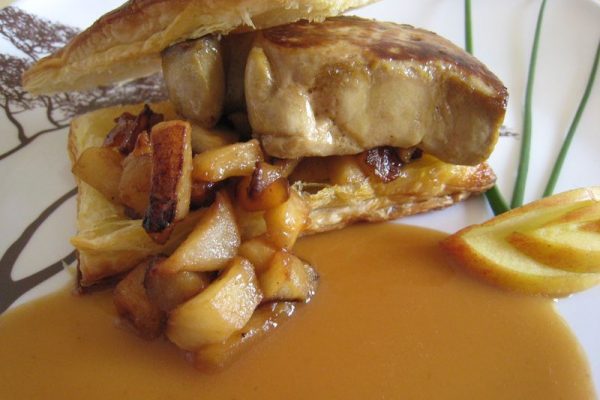 Mille feuilles de foie gras aux pommes et miel de châtaignier