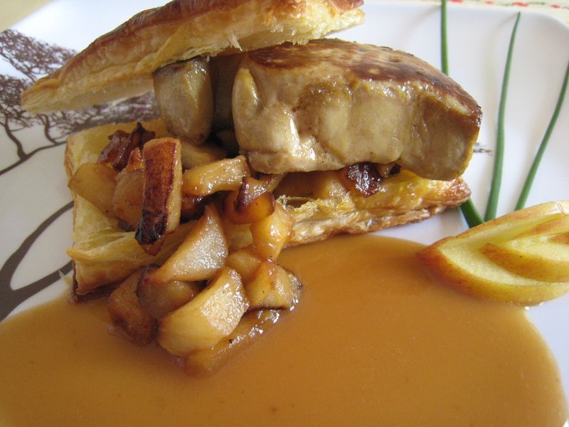 Mille feuilles de foie gras aux pommes et miel de châtaignier