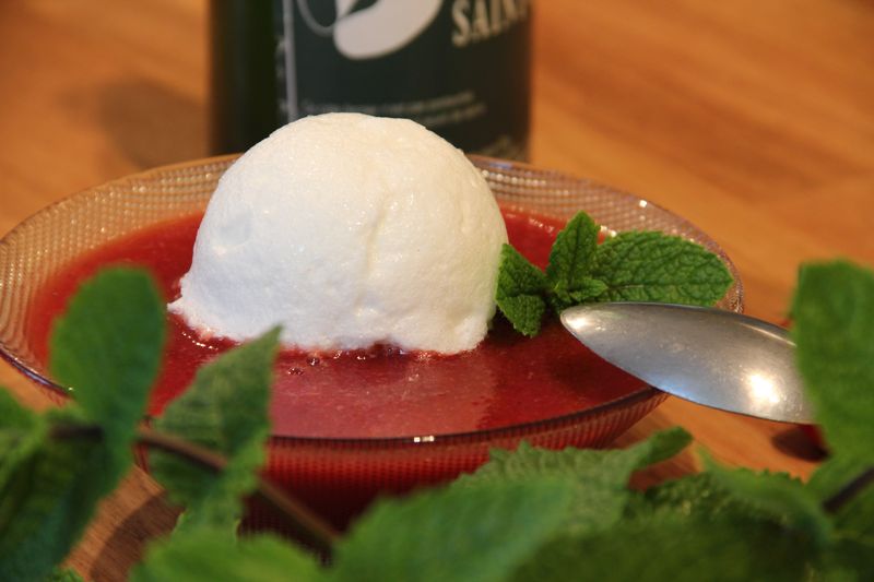 Ile flottante de soupe de fraises au cidre