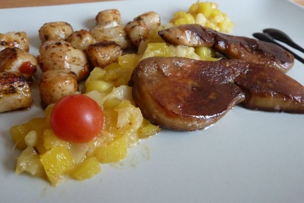 Escalope de foie gras, St jacques sur chutney de mangue et ananas
