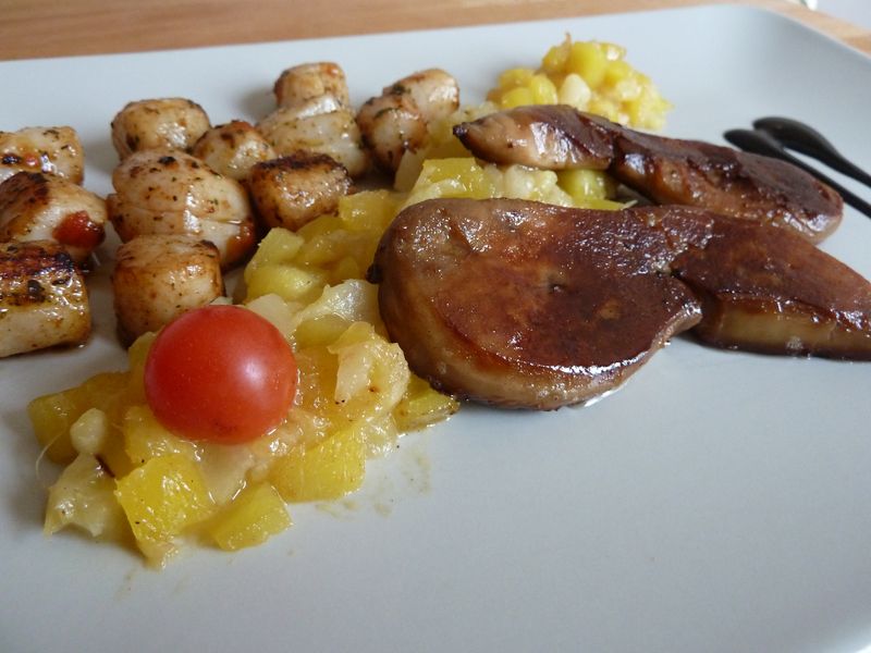 Escalope de foie gras, St jacques sur chutney de mangue et ananas