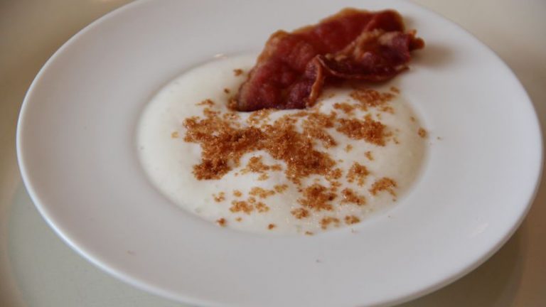 Oeuf, jaune coulant, blanc mousseux au jambon de pays, éclats de pain frit