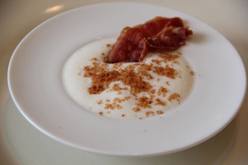 Oeuf, jaune coulant, blanc mousseux au jambon de pays, éclats de pain frit