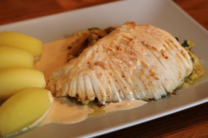 Filet de raie poêlé au vinaigre de cidre, embeurrée de chou