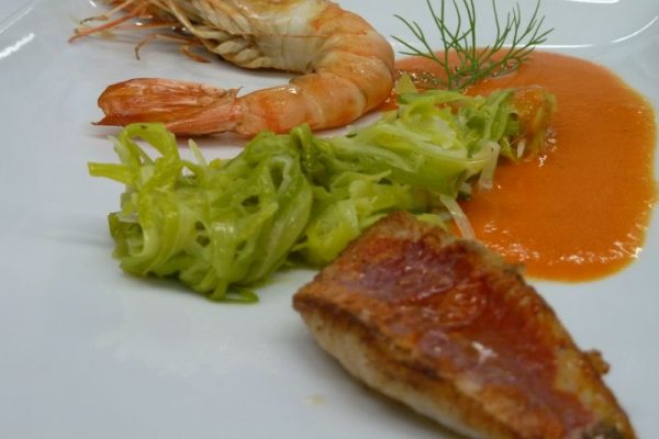 Gambas et filet de rouget, coulis de poivron et julienne de poireau