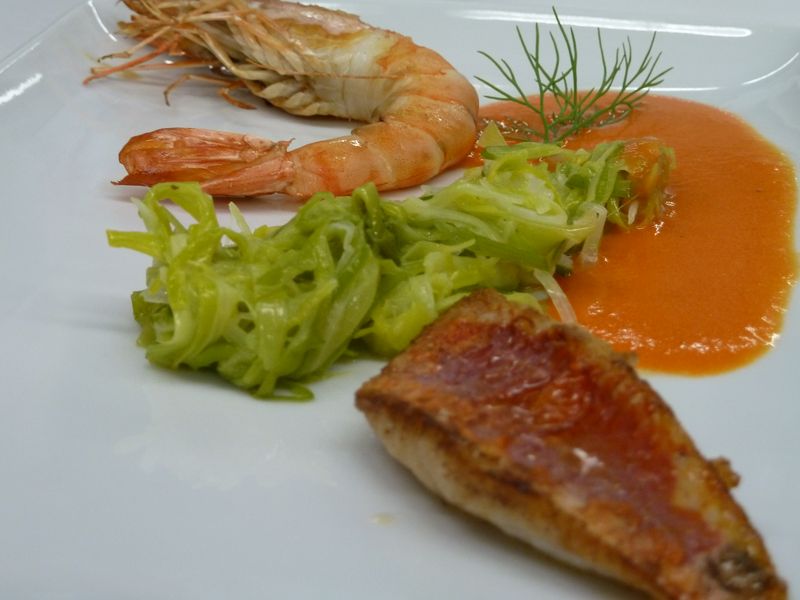 Gambas et filet de rouget, coulis de poivron et julienne de poireau