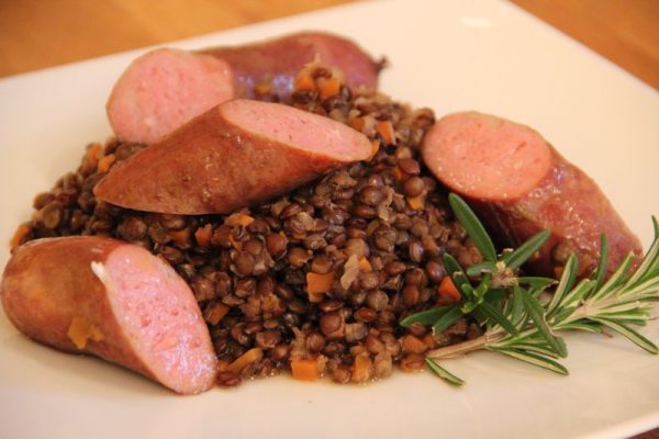 Lentilles vertes et saucisses fumées