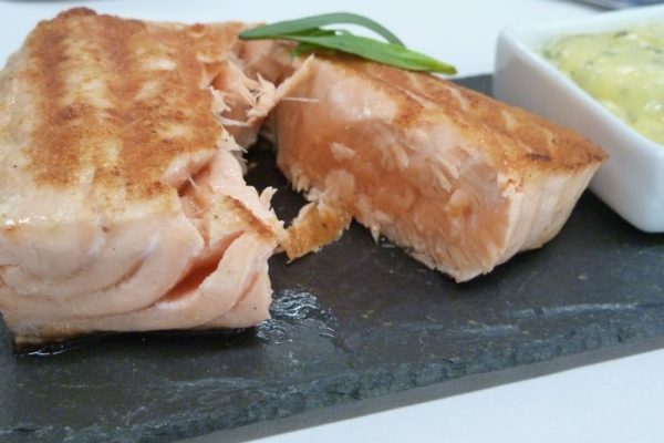 Pavé de saumon grillé, sauce béarnaise