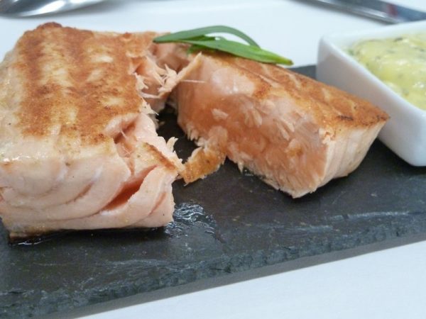 Pavé de saumon grillé, sauce béarnaise