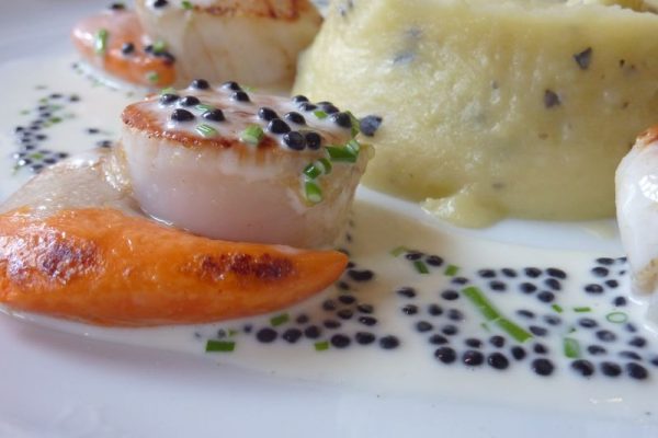 Coquilles Saint Jacques au caviar de hareng