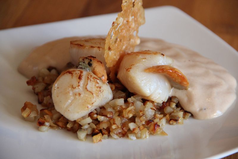 Noix de saint Jacques, mousse de châtaignes, topinambours croustillants