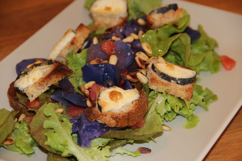 Salade de chèvre chaud aux pommes de terre bleues