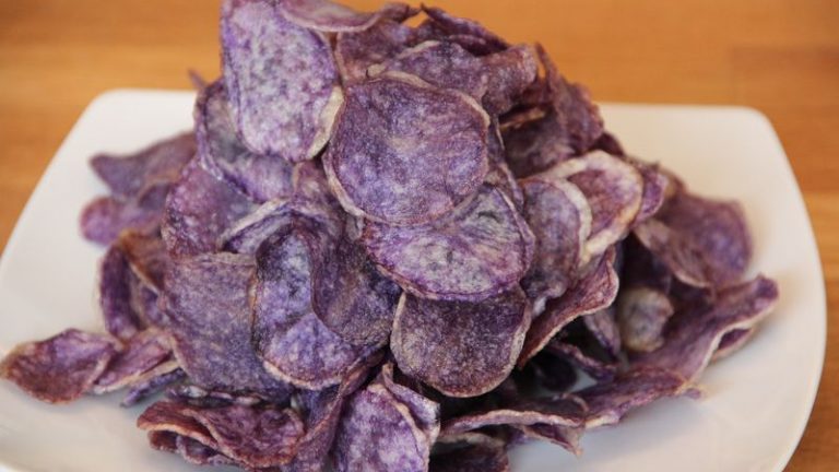 chips de pommes de terre bleues
