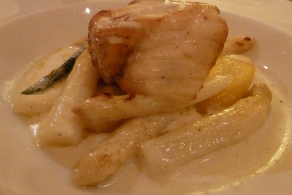 Pavé de lotte rôti, asperges du moment
