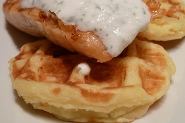 Pavé de saumon grillé sauce aigrelette, gaufre de pommes de terre