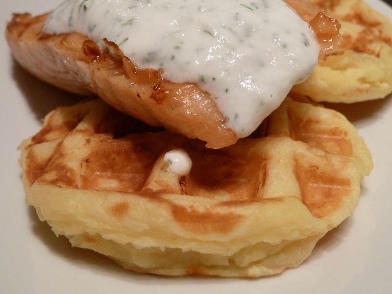 Pavé de saumon grillé sauce aigrelette, gaufre de pommes de terre