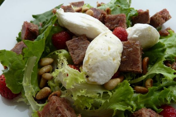 Mesclun de bœuf cuit aux fraises