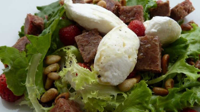 salade de boeuf cuit aux fraises