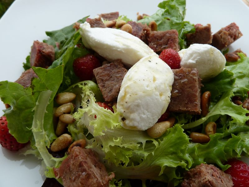 Mesclun de bœuf cuit aux fraises