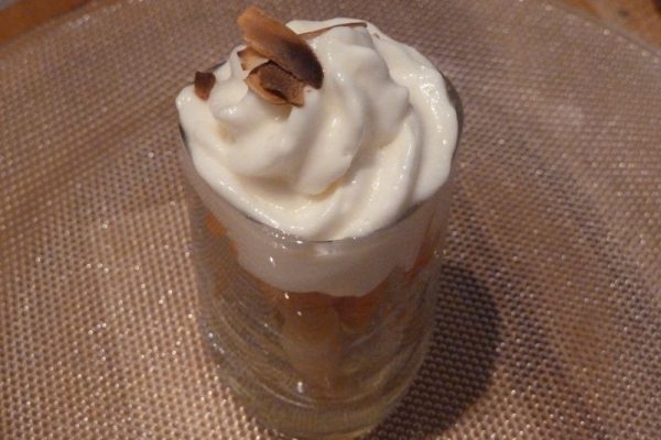 Verrine de saumon fumé Argenteuil et espuma aux amandes