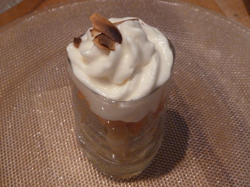 Verrine de saumon fumé Argenteuil et espuma aux amandes