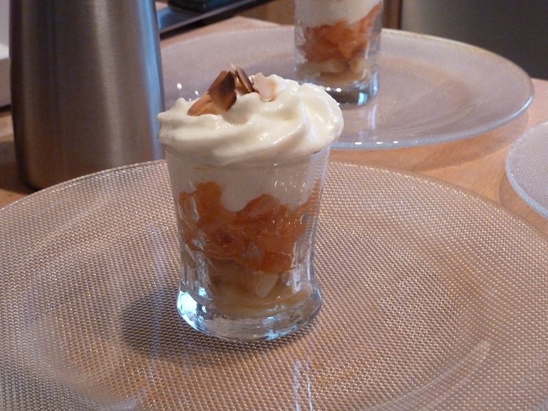 Verrine de saumon fumé Argenteuil et espuma aux amandes