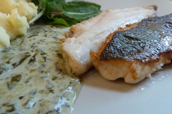 Filet de bar à l’unilatéral, crème courte d’oseille, purée de pomme de terre