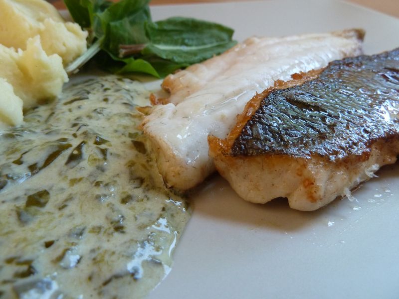 Filet de bar à l’unilatéral, crème courte d’oseille, purée de pomme de terre