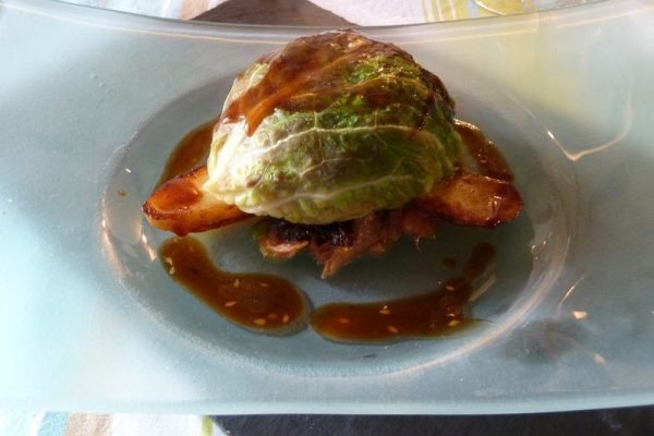 Confit de canard et mangue en feuille de chou, rattes justes sautées, jus court au sésame.
