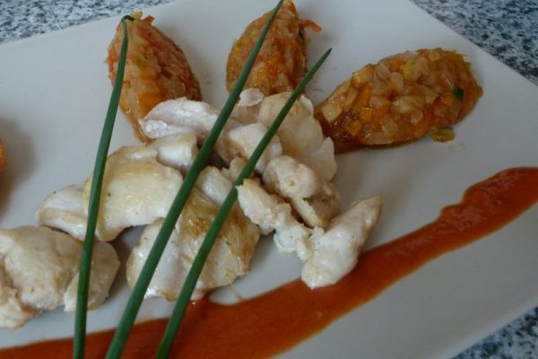 Joue de loup, coulis de poivron doux