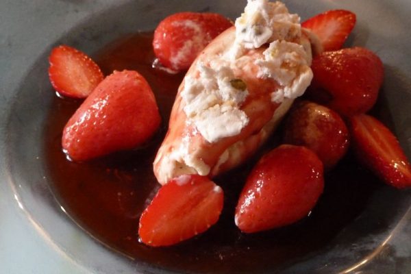 Poêlée de fraises, Jus Balsamique, Glace vanille et nougat