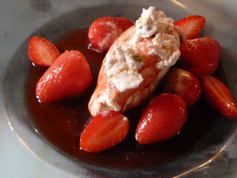 Poêlée de fraises, Jus Balsamique, Glace vanille et nougat