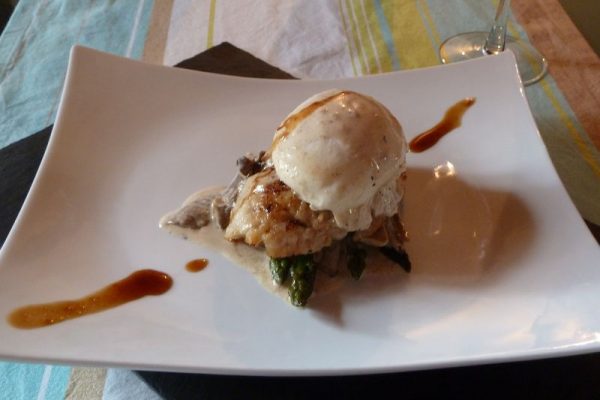 Ris de veau, pleurotes, asperges vertes et œuf poché