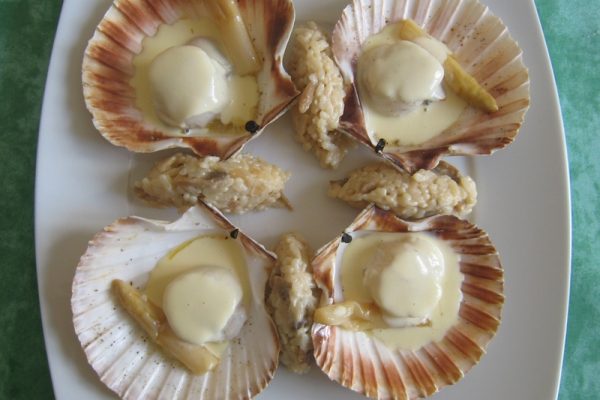 Saint Jacques en coquilles au beurre d’asperges