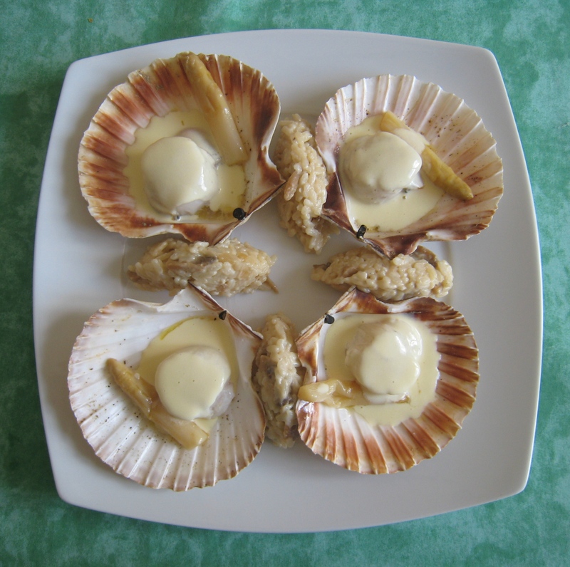 Saint Jacques en coquilles au beurre d’asperges