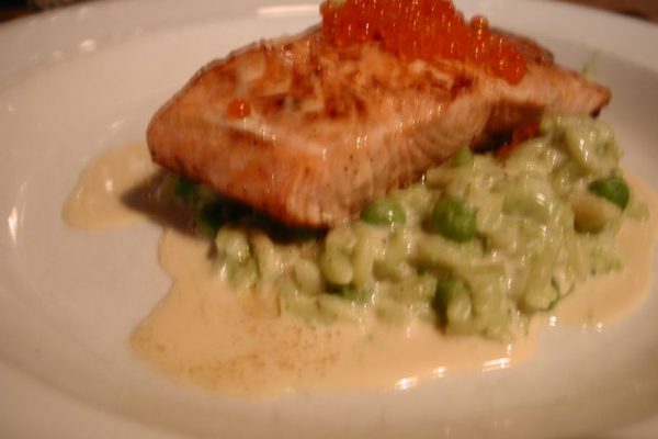 Pavé de saumon grillé, risotto aux petits pois