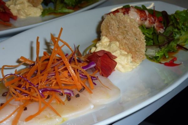 Carpaccio de saint Jacques, queue de homard rôtie, espuma de crustacés