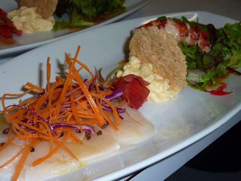 Carpaccio de saint Jacques, queue de homard rôtie, espuma de crustacés