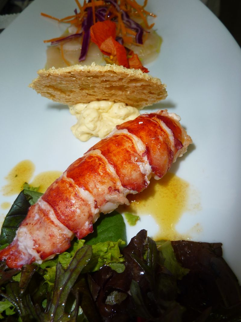 Carpaccio de saint Jacques, queue de homard rôtie, espuma de crustacés