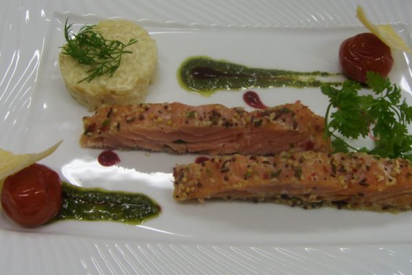 Pavé de saumon fumé à chaud, Gâteau de risotto et Pesto