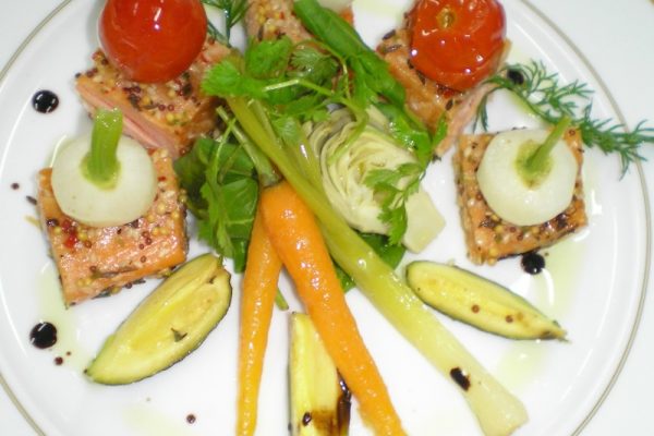 Saumon fumé à chaud, mini-légumes confits