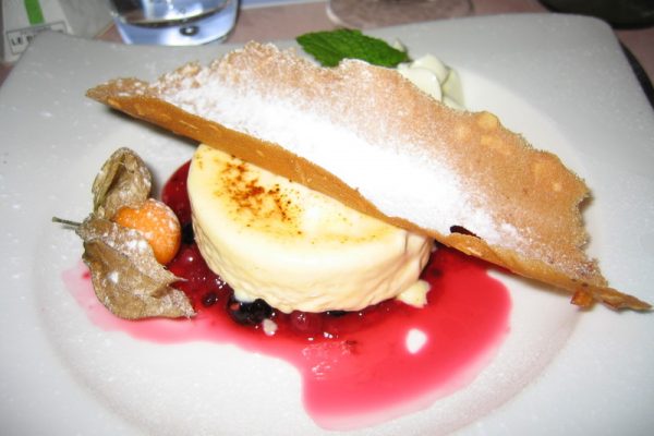 Mousse soufflée au citron sur fruits rouges