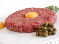 Steak tartare avec capres et jaune d'oeuf