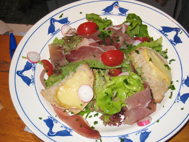 Salade d’Alpage aux croûtons de Reblochon et lamelles de jambon de pays