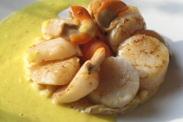 Saint Jacques de Dieppe, confit de poireaux, crème de curry